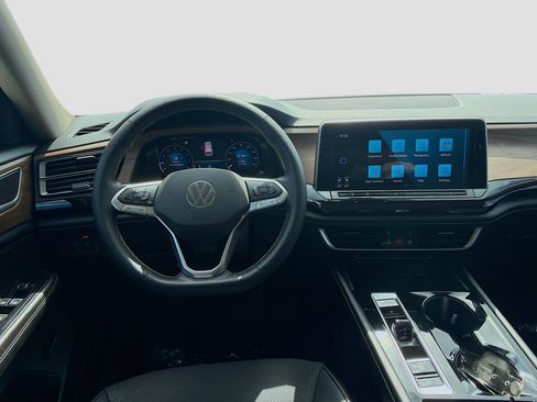 Used 2024 Volkswagen Atlas SE w/ Panoramic Sunroof Package FWD image 18
