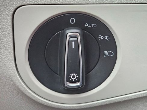 Used 2022 Volkswagen Tiguan SE R-Line image 24