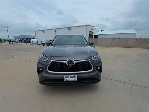 Used 2023 Toyota Highlander LE FWD image 2