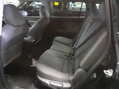 Used 2023 Toyota Highlander LE AWD/4WD image 7
