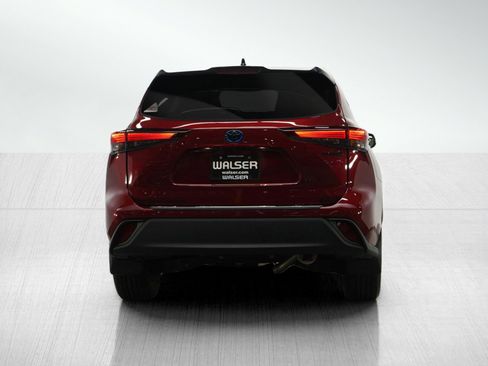 Used 2024 Toyota Highlander XLE image 4