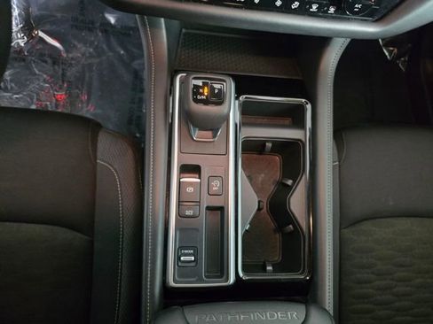 Used 2024 Nissan Pathfinder SV image 13