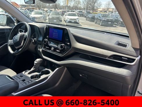 Used 2024 Toyota Highlander LE image 8