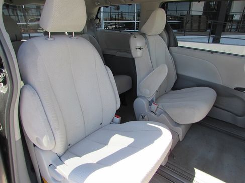 Used 2012 Toyota Sienna LE FWD image 25