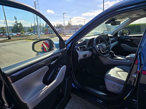 Certified 2022 Toyota Highlander Platinum image 20