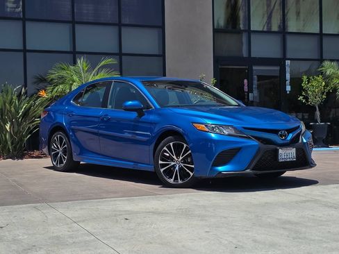 Used 2019 Toyota Camry SE FWD image 3