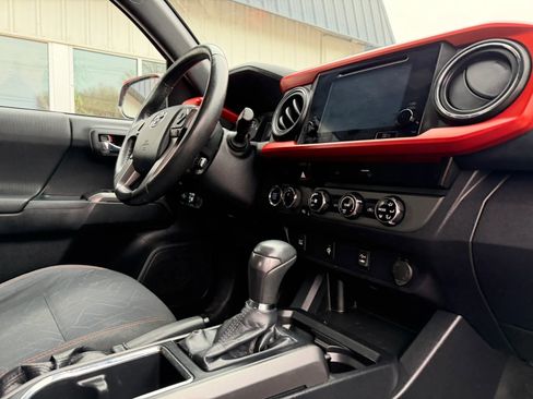 Used 2017 Toyota Tacoma TRD Sport w/ Exterior Package image 12