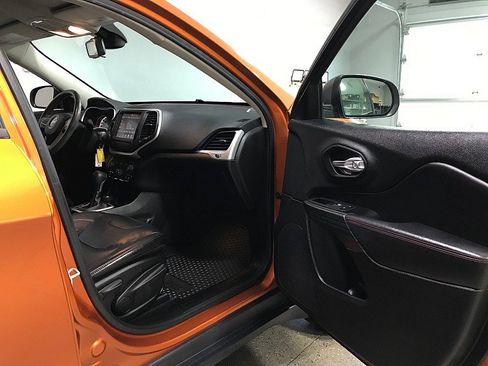 Used 2014 Jeep Cherokee Trailhawk w/ Leather Interior Group AWD/4WD image 12