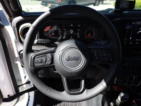 Used 2025 Jeep Gladiator Mojave w/ Convenience Group AWD/4WD image 12