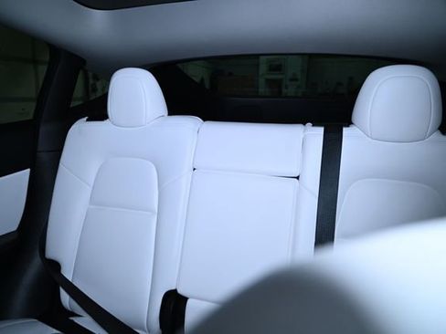 Used 2022 Tesla Model Y Long Range image 22