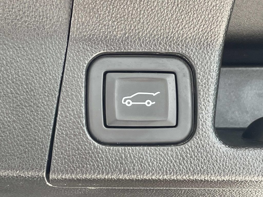 Used 2023 GMC Acadia Denali FWD image 10