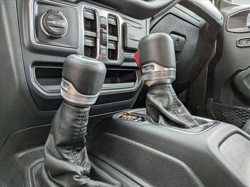 Used 2021 Jeep Gladiator Willys image 15