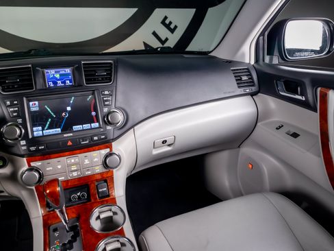 Used 2012 Toyota Highlander Limited w/ Tow Pkg FWD image 8
