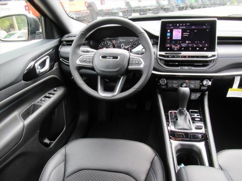 New 2026 Jeep Compass Latitude image 12