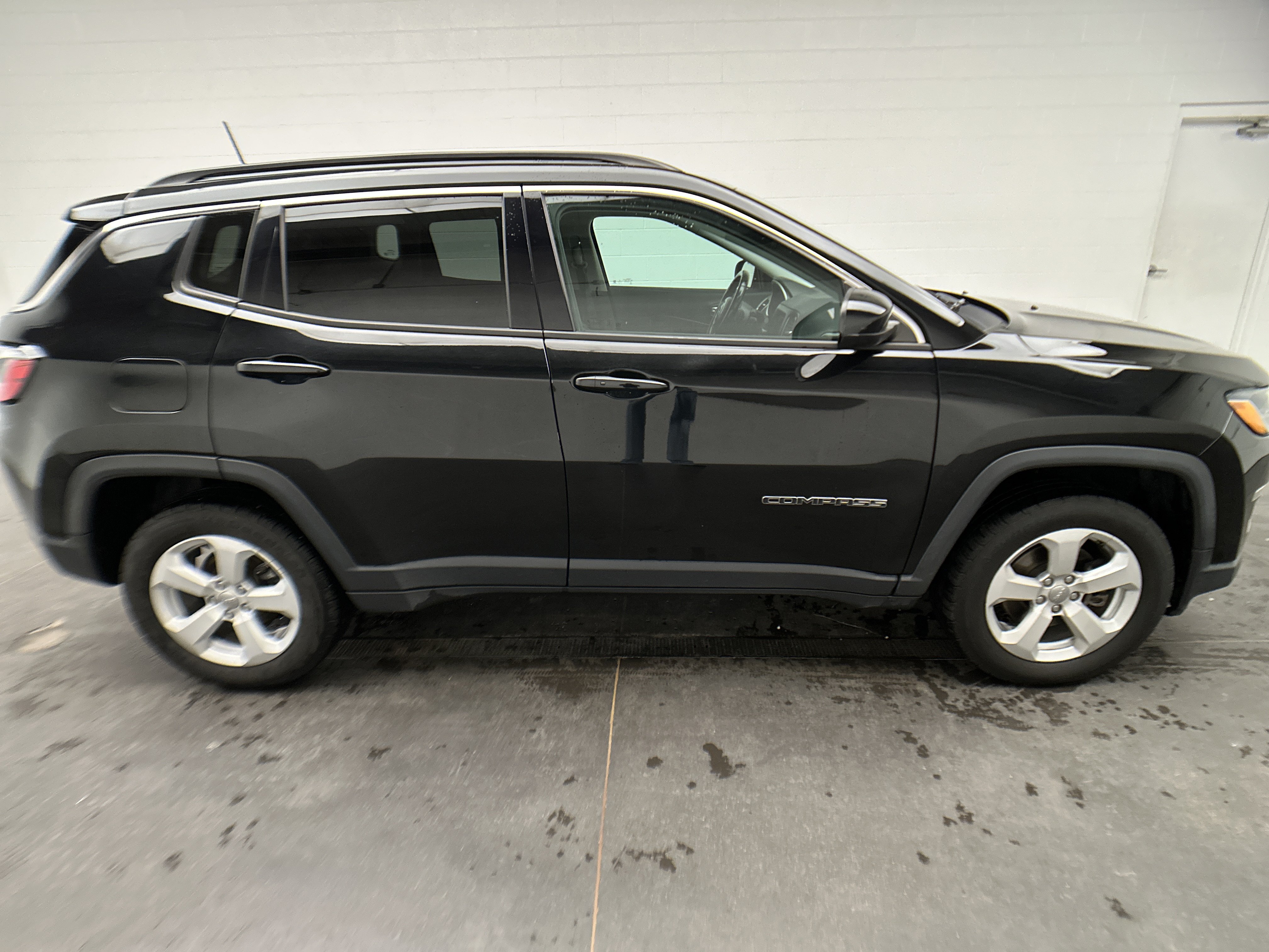 Used 2020 Jeep Compass Latitude w/ Cold Weather Group AWD/4WD image 9