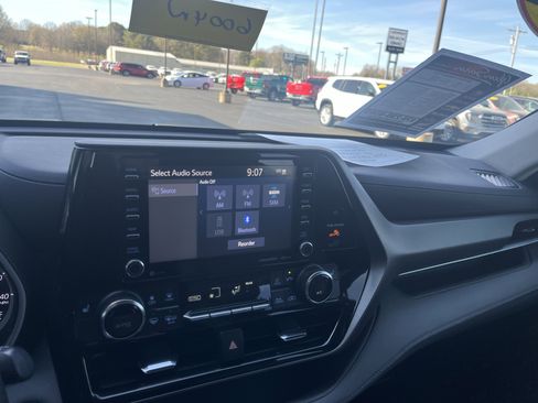 Used 2022 Toyota Highlander XLE image 11