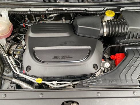 Used 2023 Chrysler Pacifica Limited FWD image 10