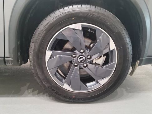 Used 2024 Nissan Rogue SV image 46