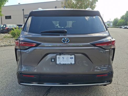 Used 2024 Toyota Sienna Platinum AWD/4WD image 5