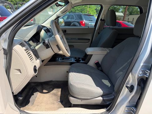 Used 2010 Ford Escape XLS FWD image 9