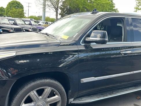Used 2016 Cadillac Escalade Luxury AWD/4WD image 2