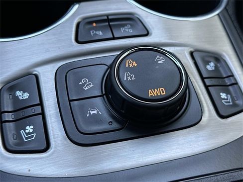 Used 2023 GMC Terrain Denali w/ Black Diamond Edition image 17