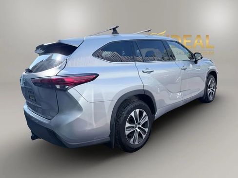 Used 2022 Toyota Highlander XLE AWD/4WD image 6