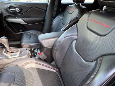 Used 2017 Jeep Cherokee Trailhawk AWD/4WD image 8
