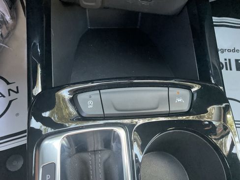 Used 2025 Chevrolet Trax LT FWD image 18