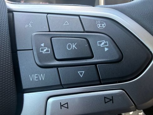 Used 2025 Volkswagen Taos SE w/ Panoramic Sunroof Package AWD/4WD image 19