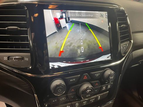 Used 2021 Jeep Grand Cherokee Laredo X image 16