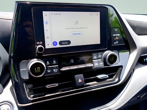Used 2023 Toyota Highlander LE FWD image 20