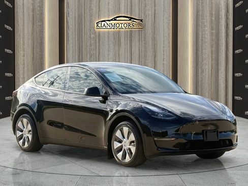 Used 2024 Tesla Model Y Long Range AWD/4WD image 1