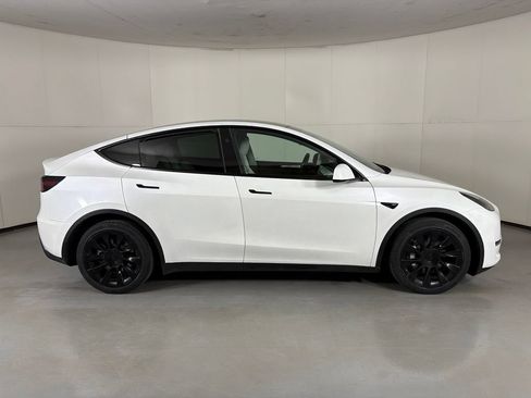 Used 2024 Tesla Model Y Long Range AWD/4WD image 9