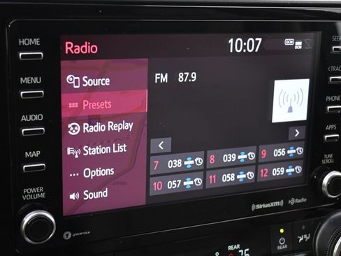 Used 2021 Toyota Highlander XLE AWD/4WD image 29