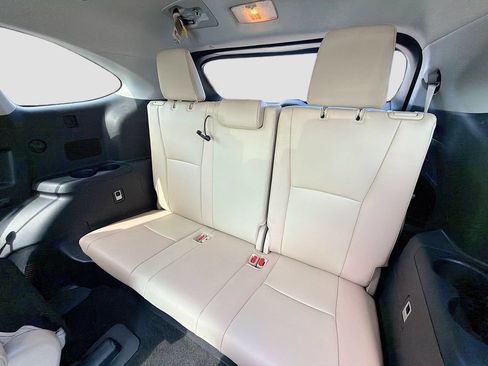 Used 2023 Toyota Highlander XLE AWD/4WD image 13