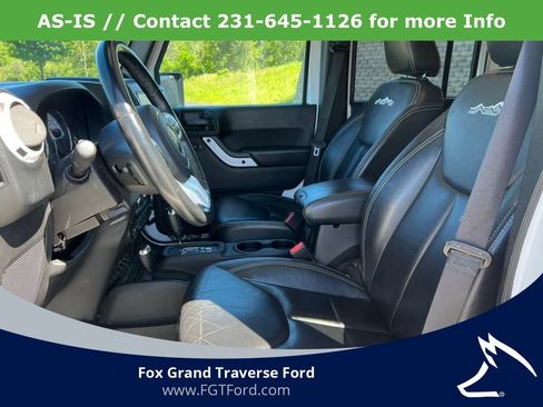 Used 2014 Jeep Wrangler Unlimited Sahara w/ Dual Top Group AWD/4WD image 4