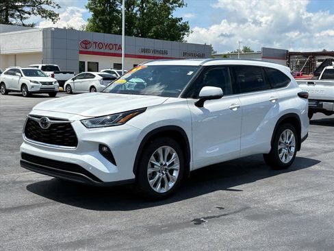 Used 2024 Toyota Highlander Limited AWD/4WD image 25