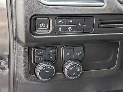 Used 2024 Chevrolet Suburban Premier image 24