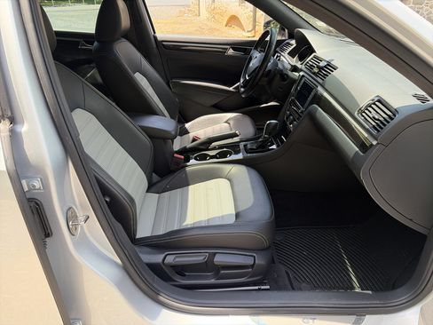 Used 2018 Volkswagen Passat 3.6 FWD image 30