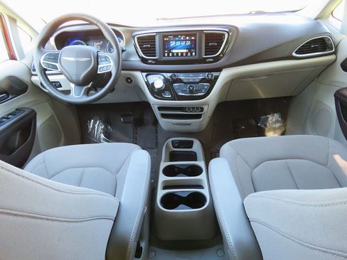 Used 2021 Chrysler Voyager LX image 30