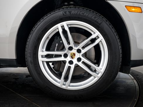 Certified 2026 Porsche Macan AWD/4WD image 11