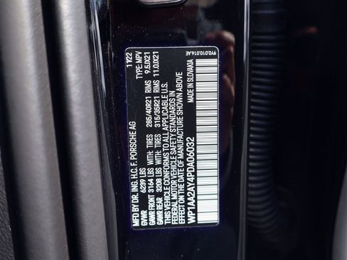 Certified 2023 Porsche Cayenne Platinum Edition image 28