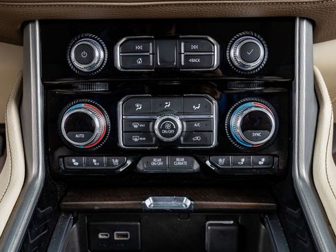 Used 2021 GMC Yukon Denali w/ Denali Premium Package image 28