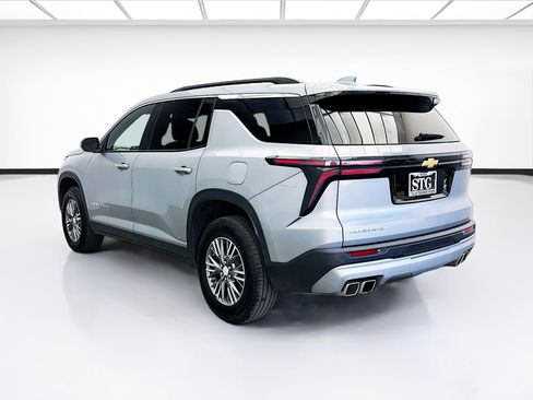 Used 2025 Chevrolet Traverse LT FWD image 6