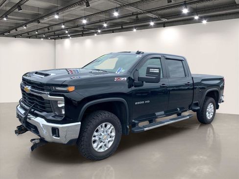 Used 2024 Chevrolet Silverado 2500 LT AWD/4WD image 3