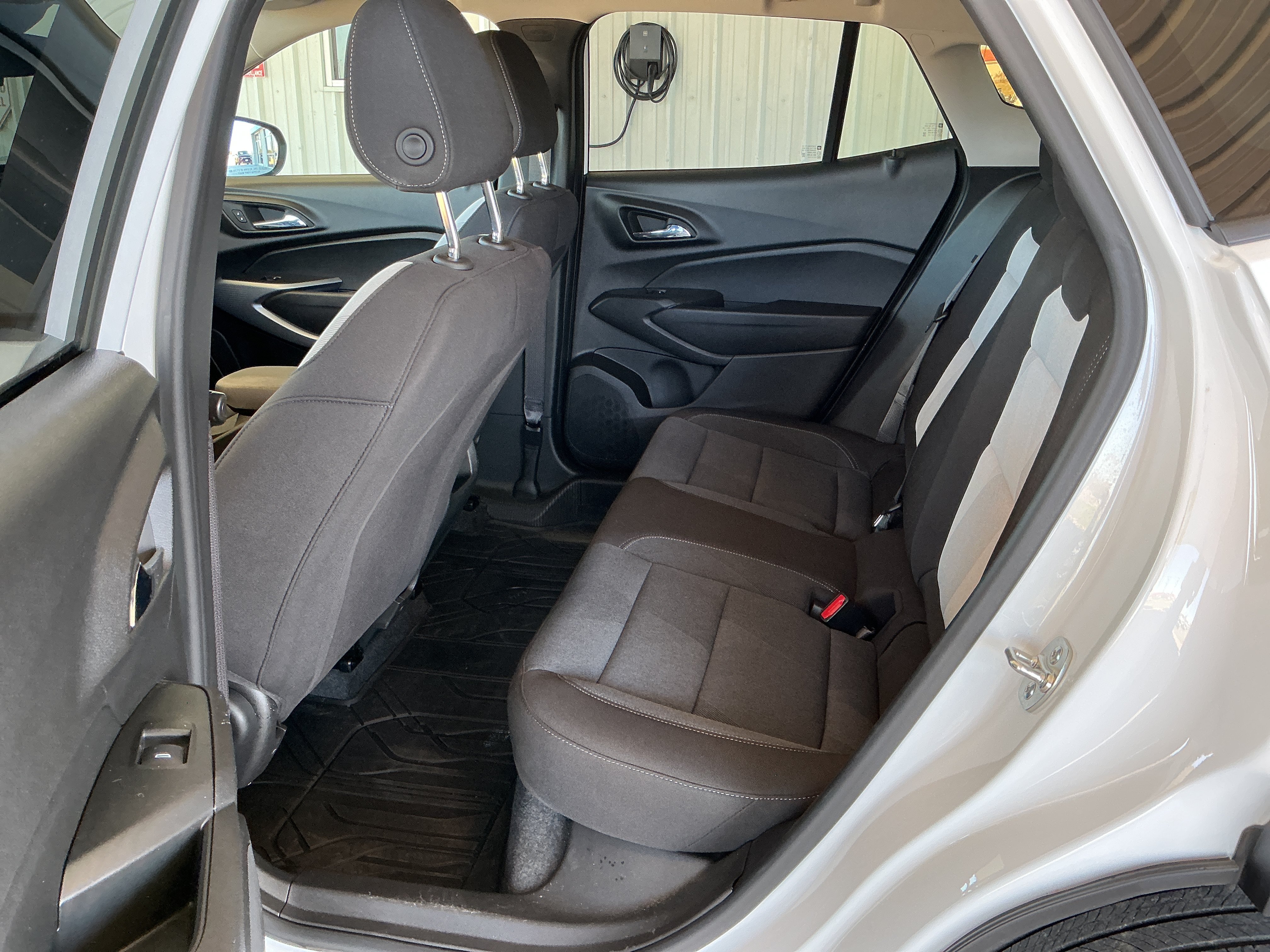 Used 2025 Chevrolet Trax LS w/ LS Convenience Package FWD image 15