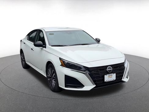 Used 2025 Nissan Altima 2.5 SV FWD image 3