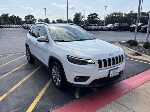 Used 2021 Jeep Cherokee Latitude Lux w/ Comfort/Convenience Group FWD image 3