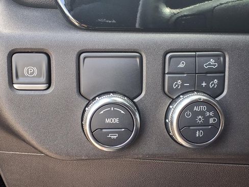 Used 2025 GMC Sierra 1500 SLT image 9